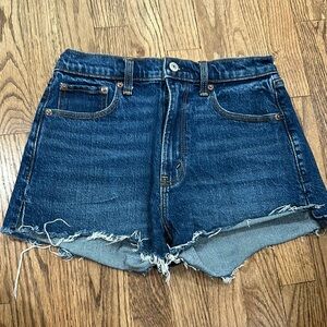 Abercrombie & Fitch The Mom High Rise Short Distressed Raw-Edge Hem Size 26/2